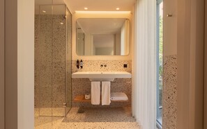 Two-Bedroom Villa With Private Garden | Bagno | Doccia, soffione a pioggia, set di cortesia gratuito, asciugacapelli