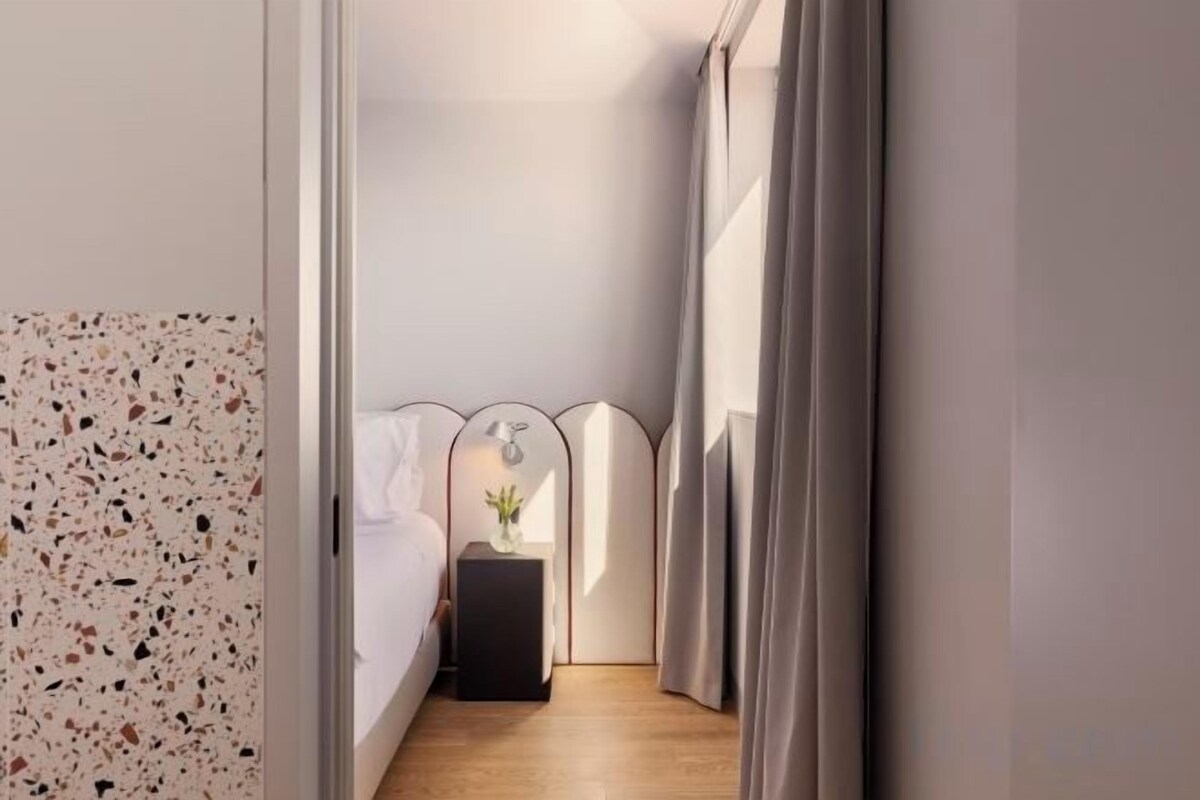 Premium bedding, in-room safe, blackout drapes, soundproofing