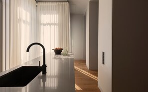 Superior Three-Bedroom Apartment With Garden View | Private kitchen | Full-size fridge, oven, stovetop, dishwasher - Vandoma Serviced Apartments (Porto)