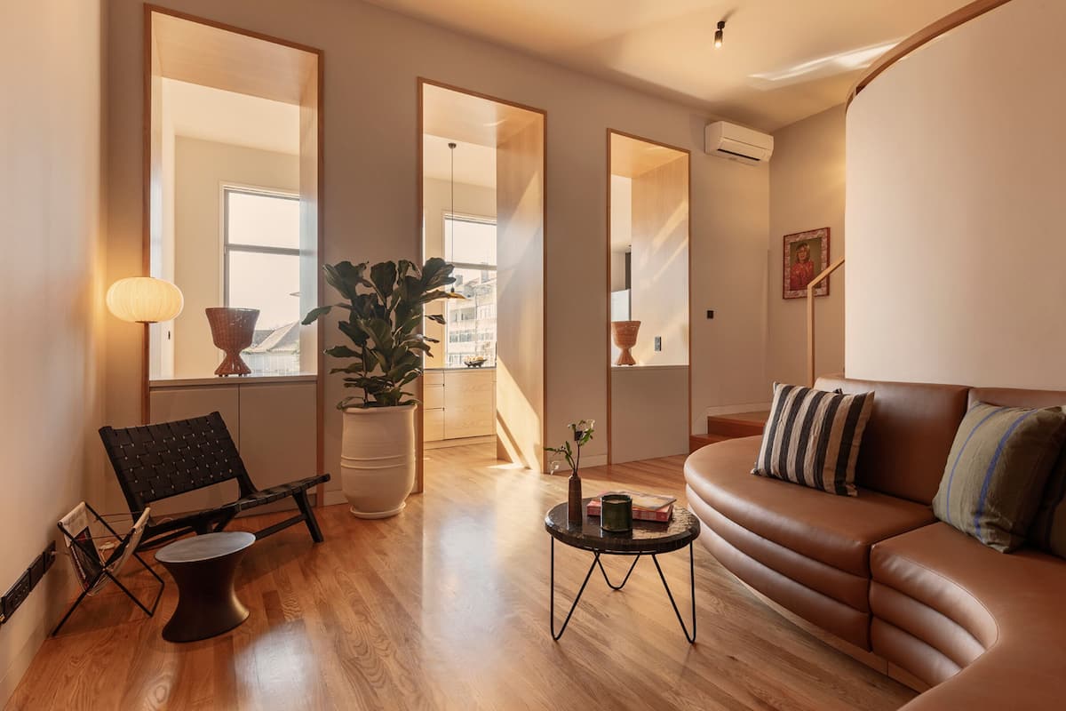 Three-bedroom Apartment With Garden View | 起居区 | 43-英寸智能电视（配备数码频道）
