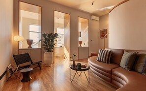 Three-bedroom Apartment With Garden View | Wohnbereich | 43-Zoll-Smart-TV mit Digitalempfang