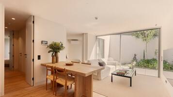 Two-Bedroom Villa With Private Garden | Oppholdsområde | En 43-tommers smart-TV med digitale kanaler