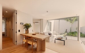 Two-Bedroom Villa With Private Garden | Wohnbereich | 43-Zoll-Smart-TV mit Digitalempfang