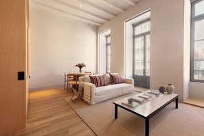 Two-bedroom Duplex Apartment With City View | Wohnbereich | 43-Zoll-Smart-TV mit Digitalempfang