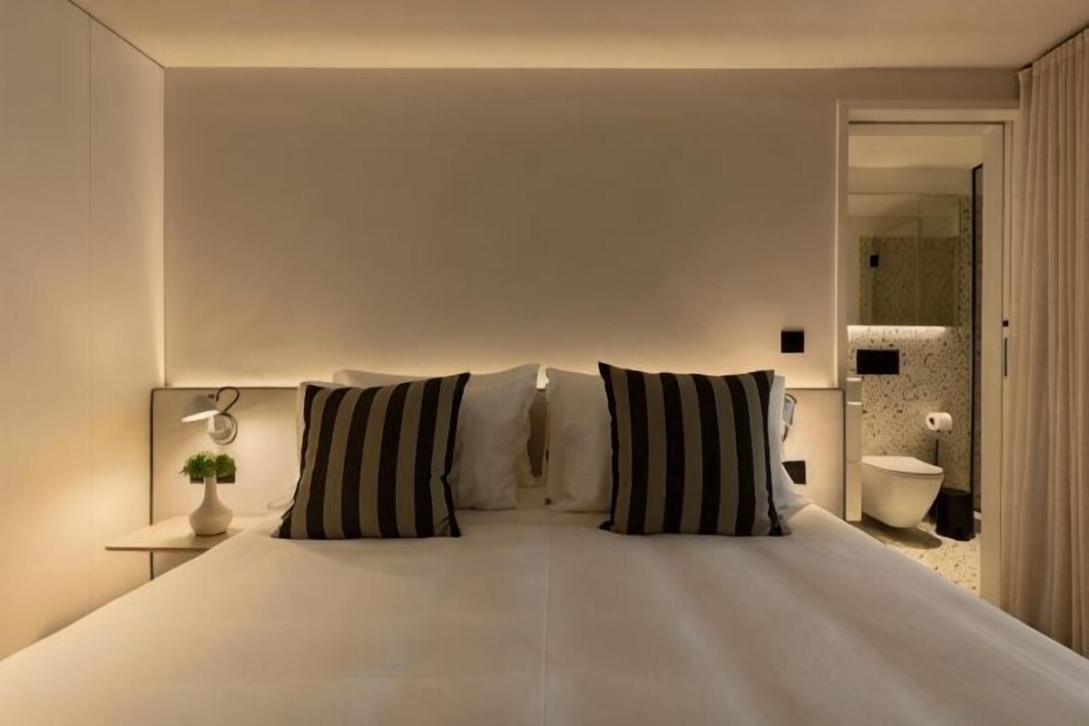 Premium bedding, in-room safe, blackout curtains, soundproofing