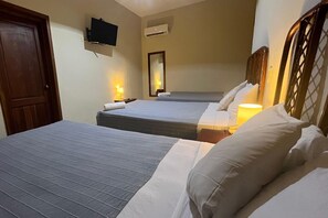 Family Room | Hypo-allergenic bedding, in-room safe, desk, free WiFi - Hotel Plaza Kavia (Santo Domingo)