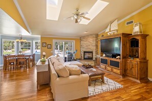 Smart-TV, Kamin, Stereoanlage