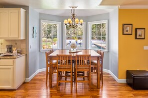 Dining - Behind The Red Door/Pool/Middle of Wine Country/Private/Gated/Pool Table (Templeton)