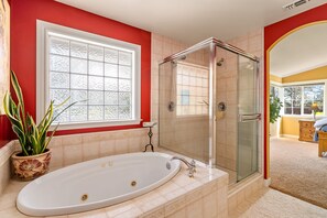 Jetted tub, towels, soap, shampoo
