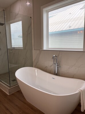 Douche, séchoir à cheveux, serviettes fournies, savon