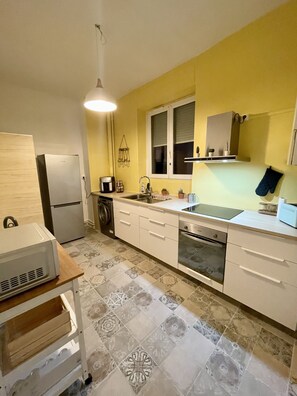 Private kitchen - Proche Centre Ville et Gare Stationnement Gratuit Dans la Rue, Logement de 100m2 (Colmar)