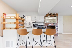 Refrigerador, microondas, horno, placa de cocina