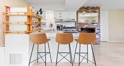 Beautiful Apartment in Milwaukie W/ full kitchen