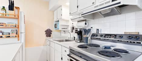 冷蔵庫、電子レンジ、オーブン、コンロ