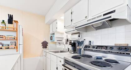 Beautiful Apartment in Milwaukie W/ full kitchen