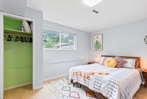 1 bedroom, desk, iron/ironing board, free WiFi - Beautiful Apartment in Milwaukie W/ full kitchen (Milwaukie)