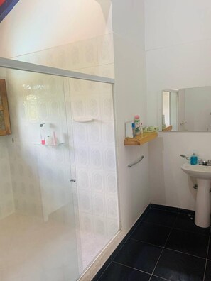 Habitación familiar Girasol con baño privado | 浴室 | 免費盥洗用品、毛巾、肥皂、衛生紙