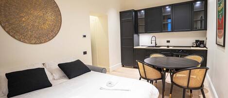 1 bedroom, desk, free WiFi, bed sheets