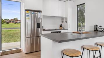 Een koelkast, een magnetron, een vaatwasser, een broodrooster