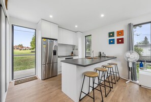 Refrigerador, microondas, lavavajillas y tostadora 