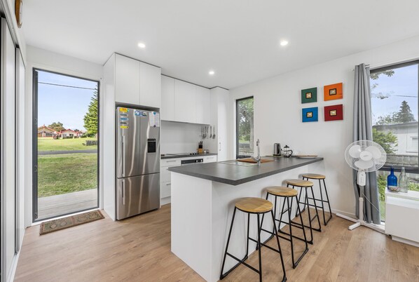 Frigorífico, microondas, lavavajillas y tostadora