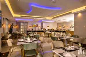 Petit déjeuner continental (52 SAR par personne)