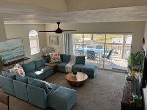 Una Smart TV, libros, una impresora