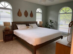 6 habitaciones, escritorio y tabla de planchar con plancha