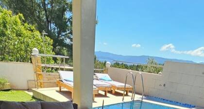 Seclude charmy house with pool 200m from sea