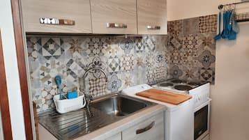 Frigorifero, forno, piano cottura, lavastoviglie