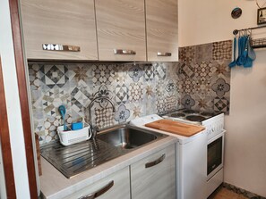 Fridge, oven, stovetop, dishwasher - Seaside B&B - Bright and breezy apartment with large garden 100 m from the sea. (Anzio)