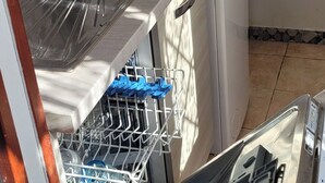 A kitchen with a dishwasher, a stove, and a tiled backsplash. - Seaside B&B - Bright and breezy apartment with large garden 100 m from the sea. (Anzio)
