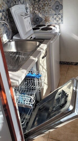 Fridge, oven, stovetop, dishwasher - Seaside B&B - Bright and breezy apartment with large garden 100 m from the sea. (Anzio)