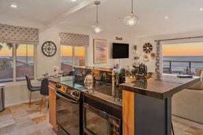 Réfrigérateur, four à micro-ondes, un four, surface de cuisson