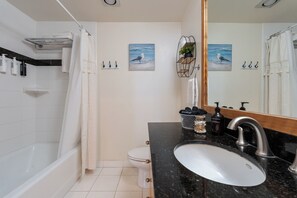 Shower, eco-friendly toiletries, hair dryer, towels - Sur La Mer, beachfront, tidal pools! (San Diego)