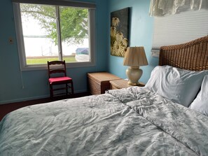 4 bedrooms, desk, free WiFi, bed sheets - Family cottage on the water in Door County. Water toys for adults and kids. (Sturgeon Bay)