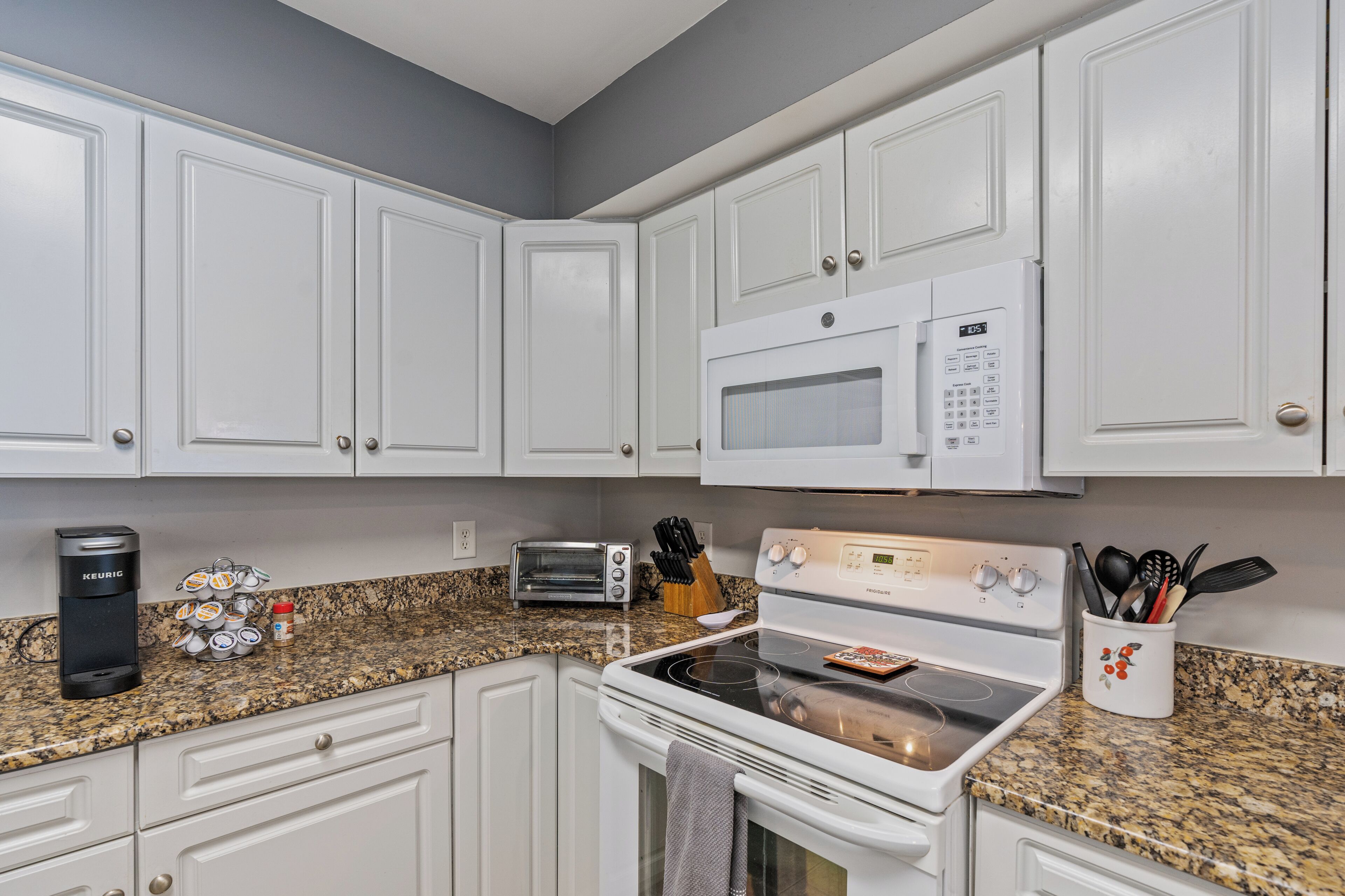 Fully equipped kitchen,  with a Keurig coffeemaker, for your culinary creations