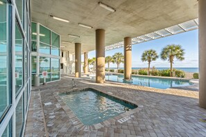 Una piscina techada, una piscina al aire libre