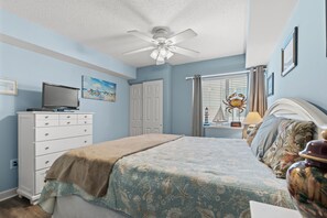 3 habitaciones, escritorio y tabla de planchar con plancha
