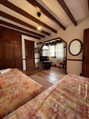 2 habitaciones, tabla de planchar con plancha y cuna de viaje 