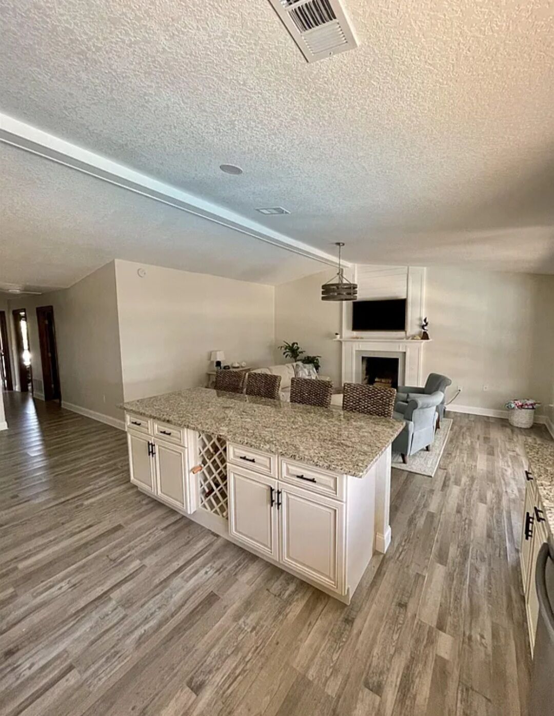 Lovely 3br with heated pool and spa. Canal access for boating/kayaking.