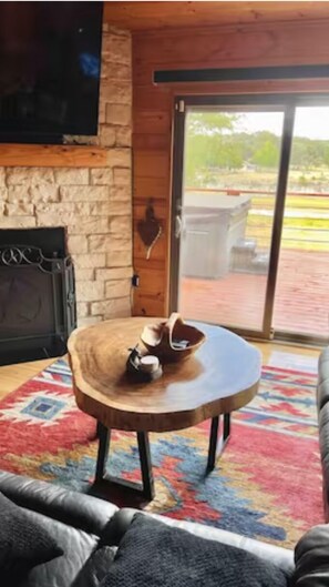 TV, fireplace