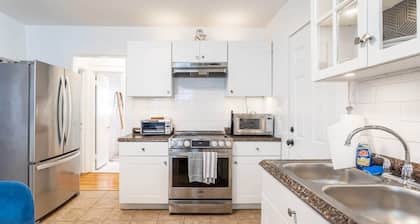 The B&W Haven 5BR Home with yard theater + Office