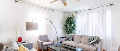 Smart-TV, Kamin, Stereoanlage, Arbeitsbereiche