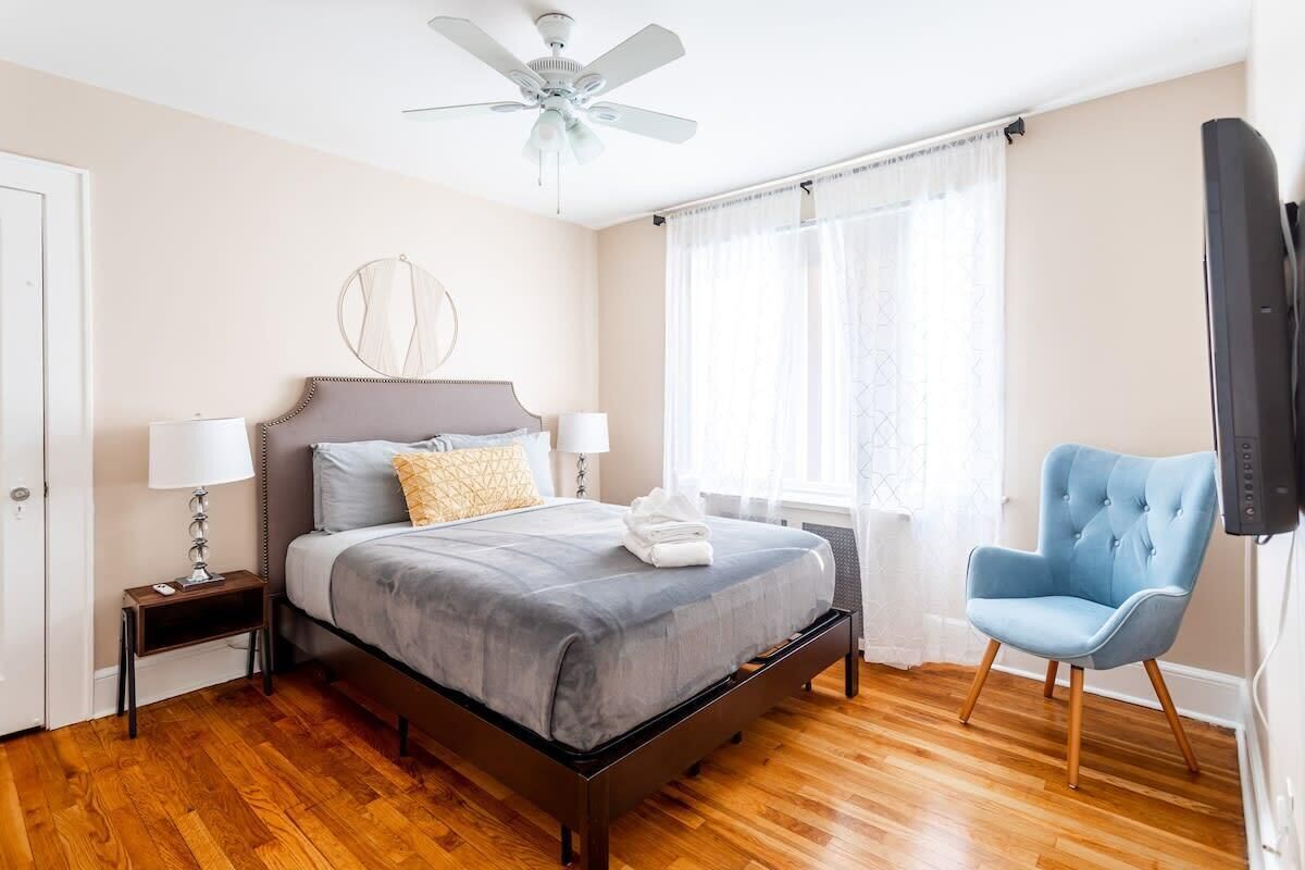 5 bedrooms, desk, iron/ironing board, travel crib