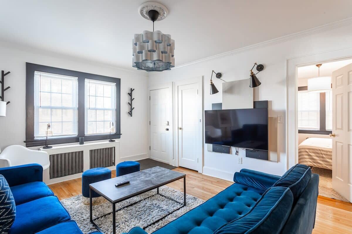 Smart-TV, peis, stereoanlegg og kontorer