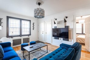 TV connectée, cheminée, chaîne hi-fi, espaces bureaux