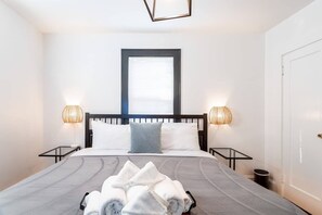 5 bedrooms, desk, iron/ironing board, travel crib