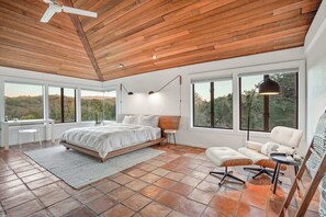 4 bedrooms, desk, iron/ironing board, WiFi