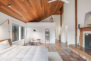 20 slaapkamers, een bureau, een strijkplank/strijkijzer, wifi